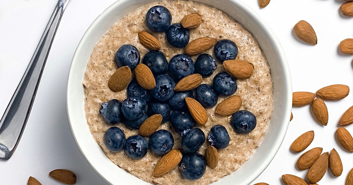 Classic Oatmeal with Berries and Almonds